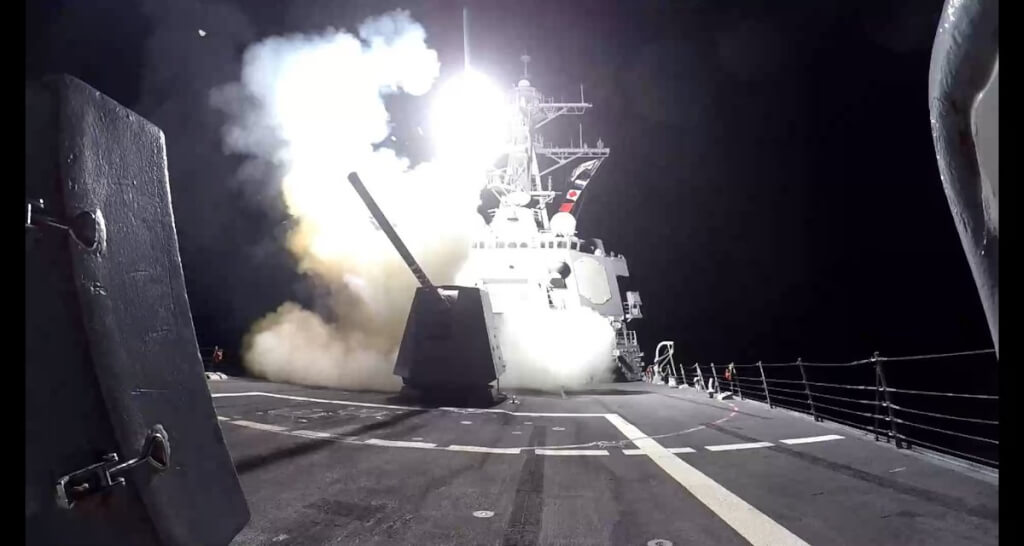 美軍勃克級驅逐艦發射戰斧飛彈攻擊青年運動目標。 圖：翻攝X（前推特）CENTCOM
