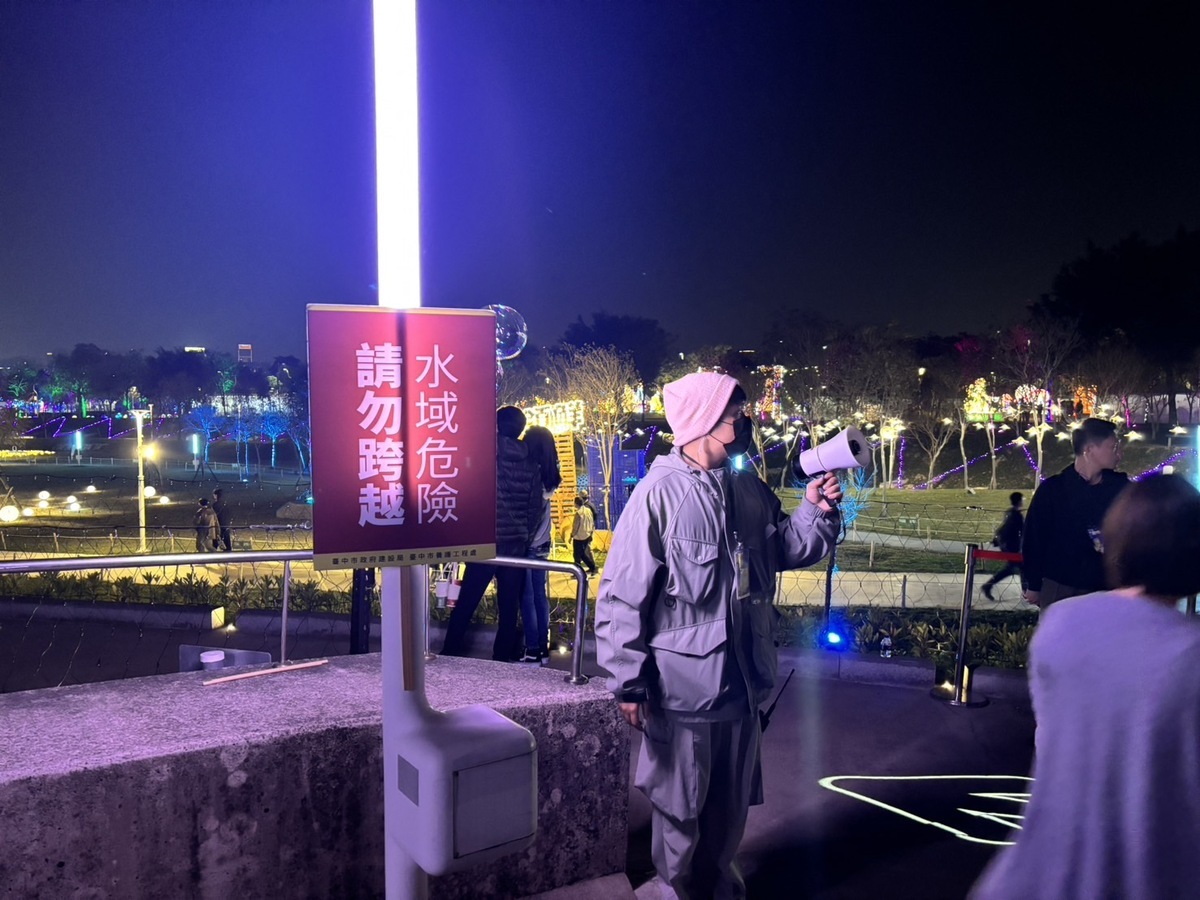 燈區內工作人員使用大聲公加強人潮疏導。 台中市政府/提供