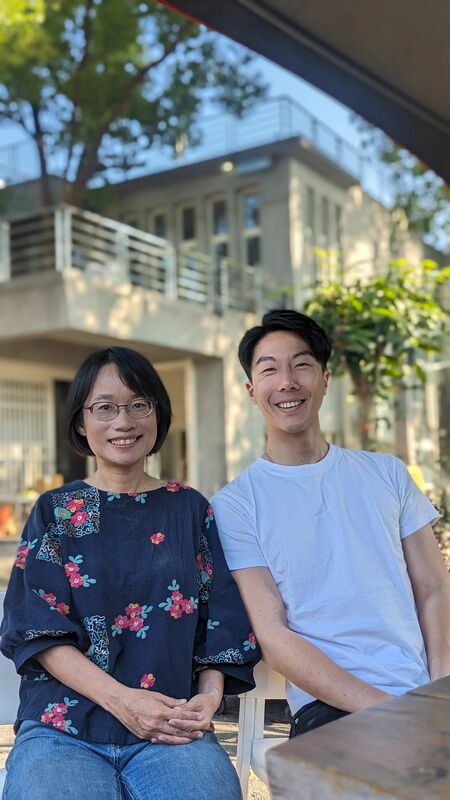 民進黨發言人吳崢在新社群網站「threads」po出與吳音寧合照，寫道：「回溪洲來探親（愛說笑」，獲得廣大回響。 圖：翻攝自吳崢threads