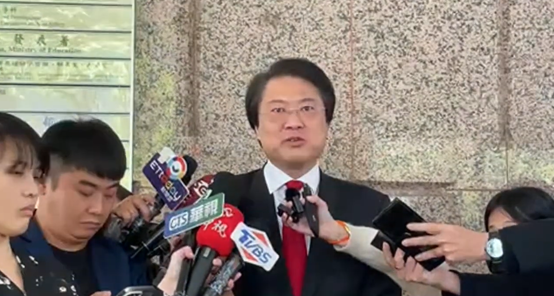 前基隆市長、現任內政部長林右昌今（19）日上午11時受訪指出，謝國樑是自打嘴巴、鬼扯，基市府今年3月初就可以登記東岸商場產權，為何不做？ 圖：擷自直播畫面