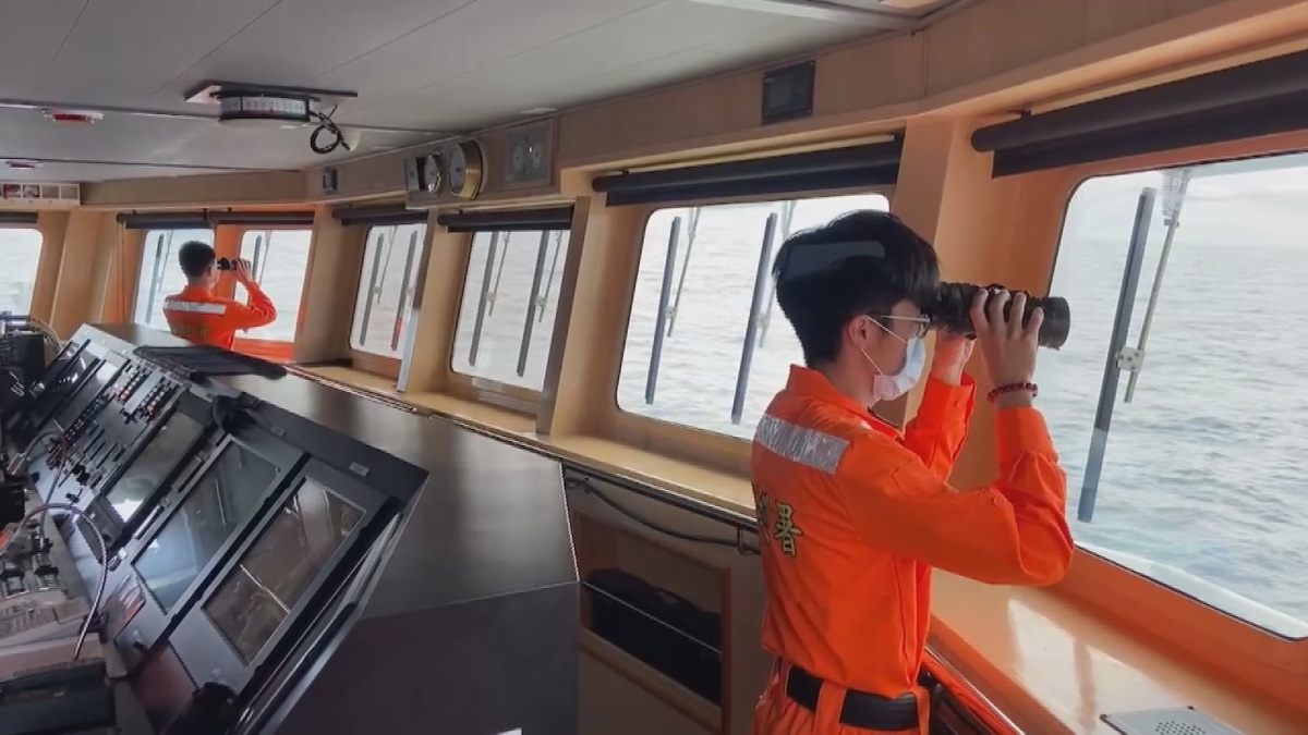 海軍海虎潛艦3名官兵去年12月落水失蹤迄今未尋獲，引發外界關切是否為人為過失。圖為當時搜救狀況。 圖：海巡署提供