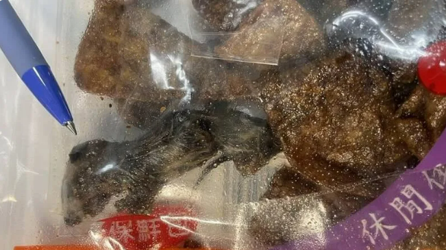 知名豆乾內被發現有老鼠完整乾屍。 圖：市議員盧崑福／提供