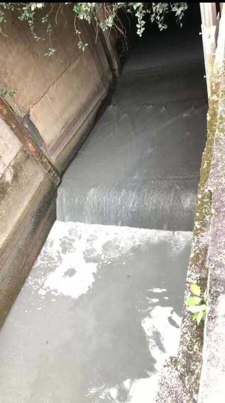 環保局查獲「春豐環資事業有限公司」承包建案周邊的雨水涵管溝泥土清除工程，因未作好有效的防治阻隔，導致泥漿水沿涵管排入基隆河，污染水環境。 圖：台北市環保局／提供