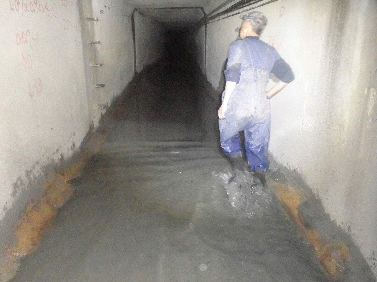 環保局溝渠隊人員身著青蛙裝進入箱涵檢視後發現，「春豐環資事業有限公司」因在清除過程中，未妥善防治阻隔工作，造成污漿水在作業過程中，沿下游往玉成抽水站方向持續流出，造成基隆河污染。 圖：台北市環保局／提供