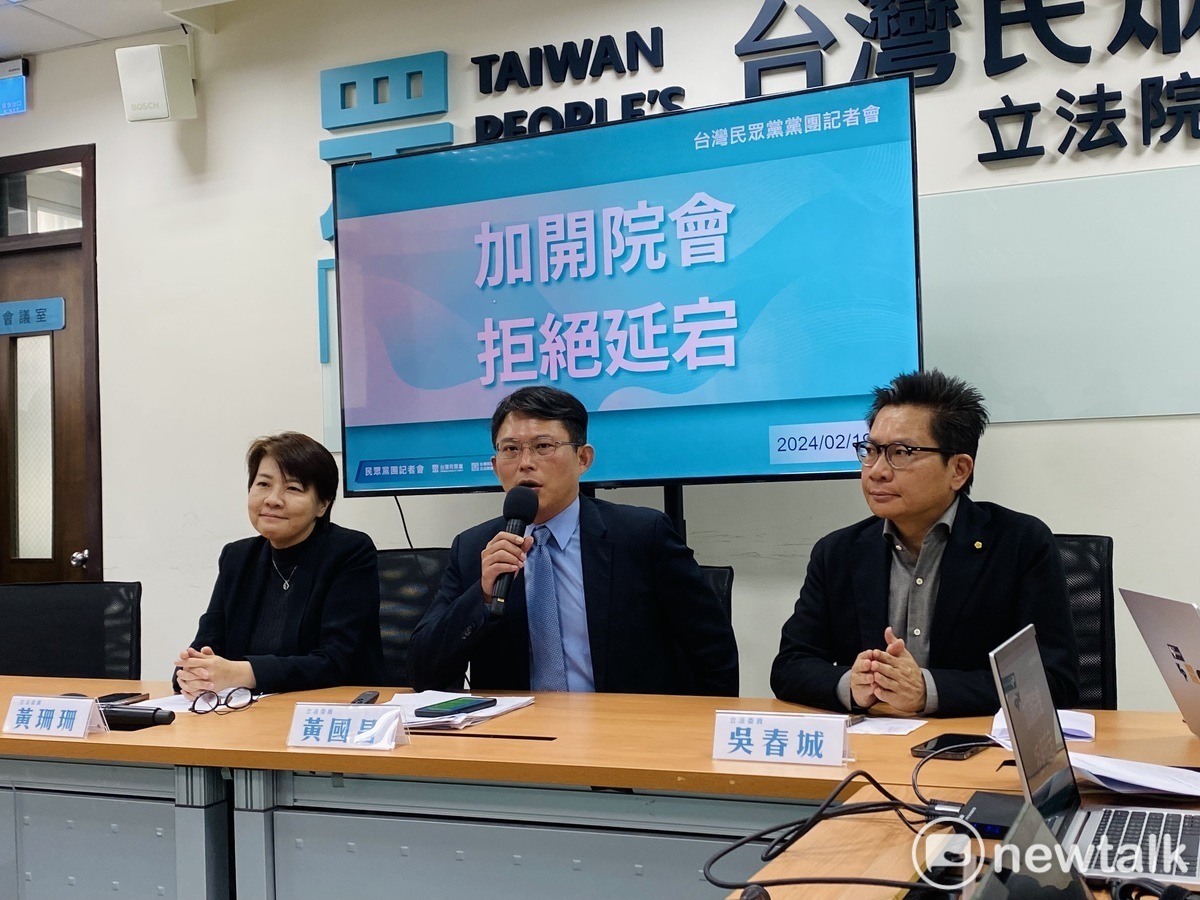 民眾黨立法院黨團總召黃國昌（中）、副總召黃珊珊（左）、幹事長吳春城（右）。 圖：周煊惠 / 攝