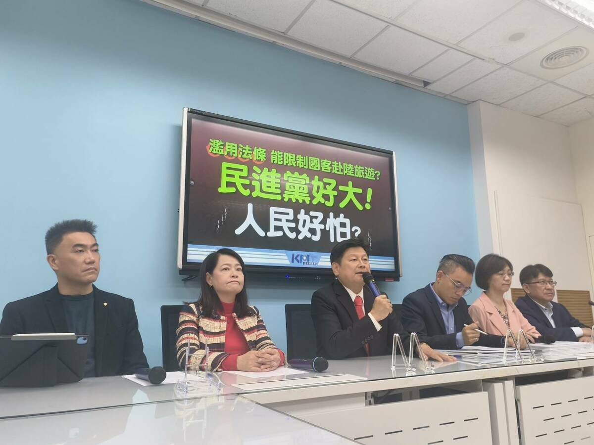 國民黨團召開記者會，呼籲蔡政府解除禁團令。 圖：國民黨團/提供