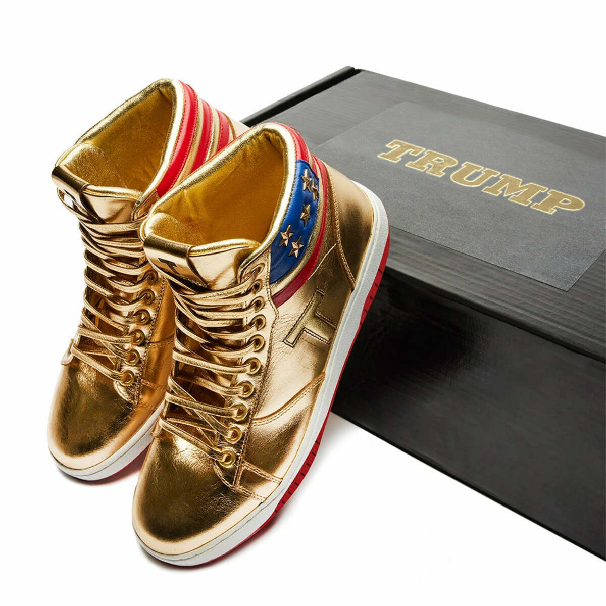 川普運動鞋品牌「Trump Sneakers」。「NEVER SURRENDER HIGH-TOP SNEAKER」金色高筒鞋。 圖 : 翻攝自 X 帳號 @KicksFinder
