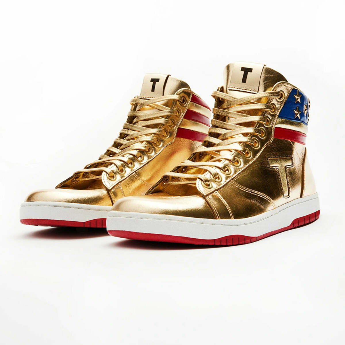 川普運動鞋品牌「Trump Sneakers」。「NEVER SURRENDER HIGH-TOP SNEAKER」金色高筒鞋。 圖 : 翻攝自 X 帳號 @KicksFinder