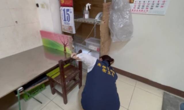 高市衛生局派員查察小港區分裝作業現場。 圖：高雄市衛生局/提供