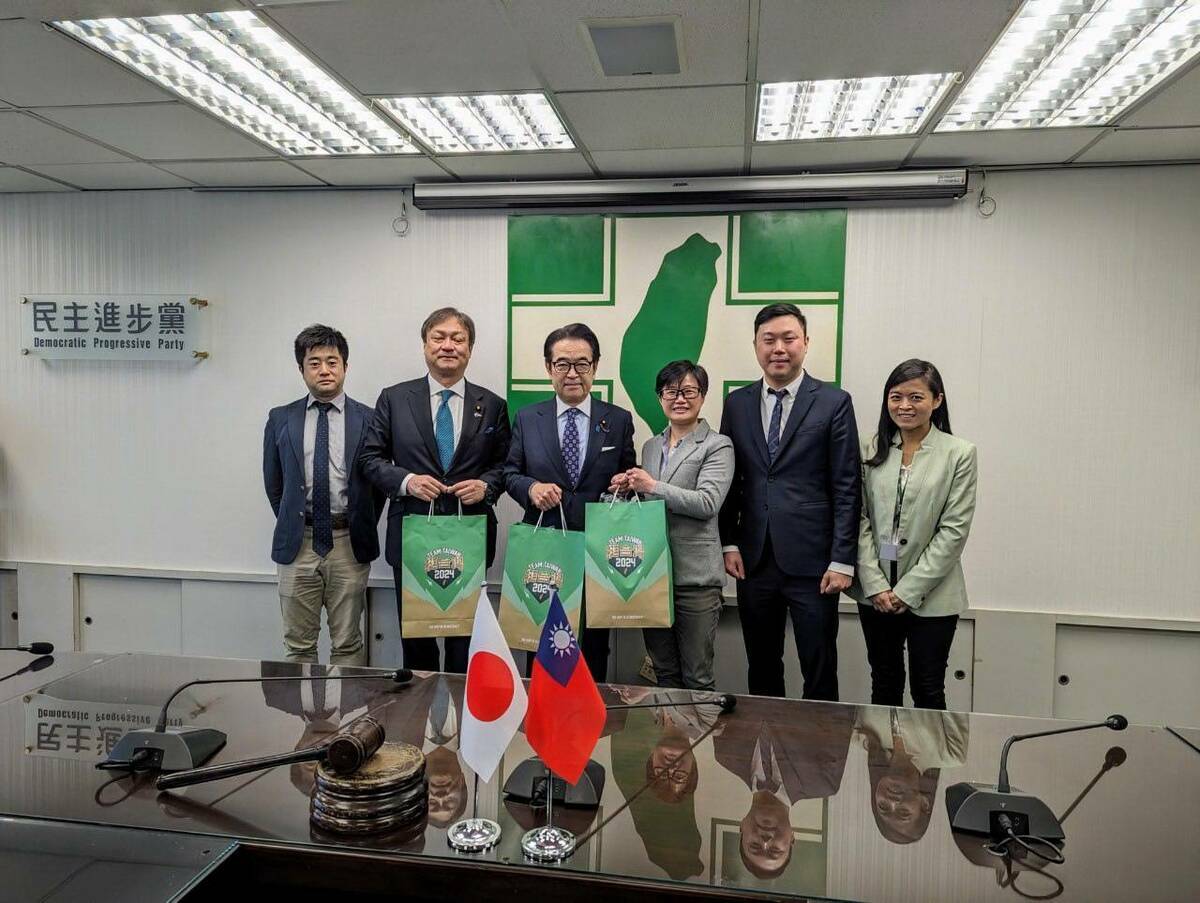 日本自民黨參議員北村經夫和堀井巖今(19)日拜會民進黨，並由民進黨代理秘書長楊懿珊、國際部主任李問及副主任邱雯莉接待。 圖：民進黨提供