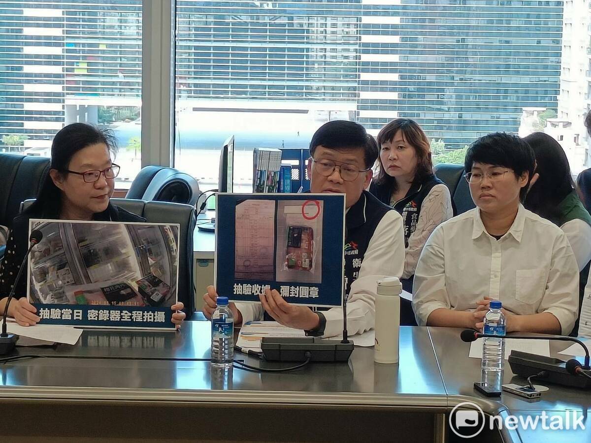 衛生局長曾梓展到民進黨團報告，自帶手板一一回應議員的質疑。 唐復年/攝