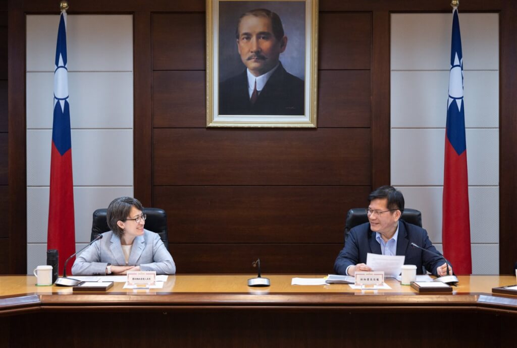 總統府19日召開交接小組會議，啟動第15任、第16任總統業務交接準備工作，總統交接小組成員包括蕭美琴（左）、林佳龍（右）等人。 圖：總統府提供