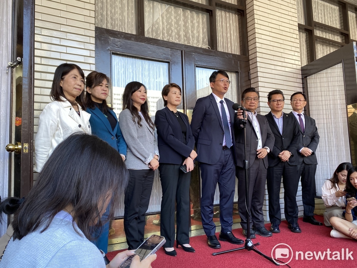 民眾黨團總召黃國昌（右4）、副總召黃珊珊（左4）及幹事長吳春城（右2）、立委陳昭姿（左1）、麥玉珍（左2）、林國成（右3）、林憶君（左3）、張啟楷（右1）。 圖：周煊惠 / 攝