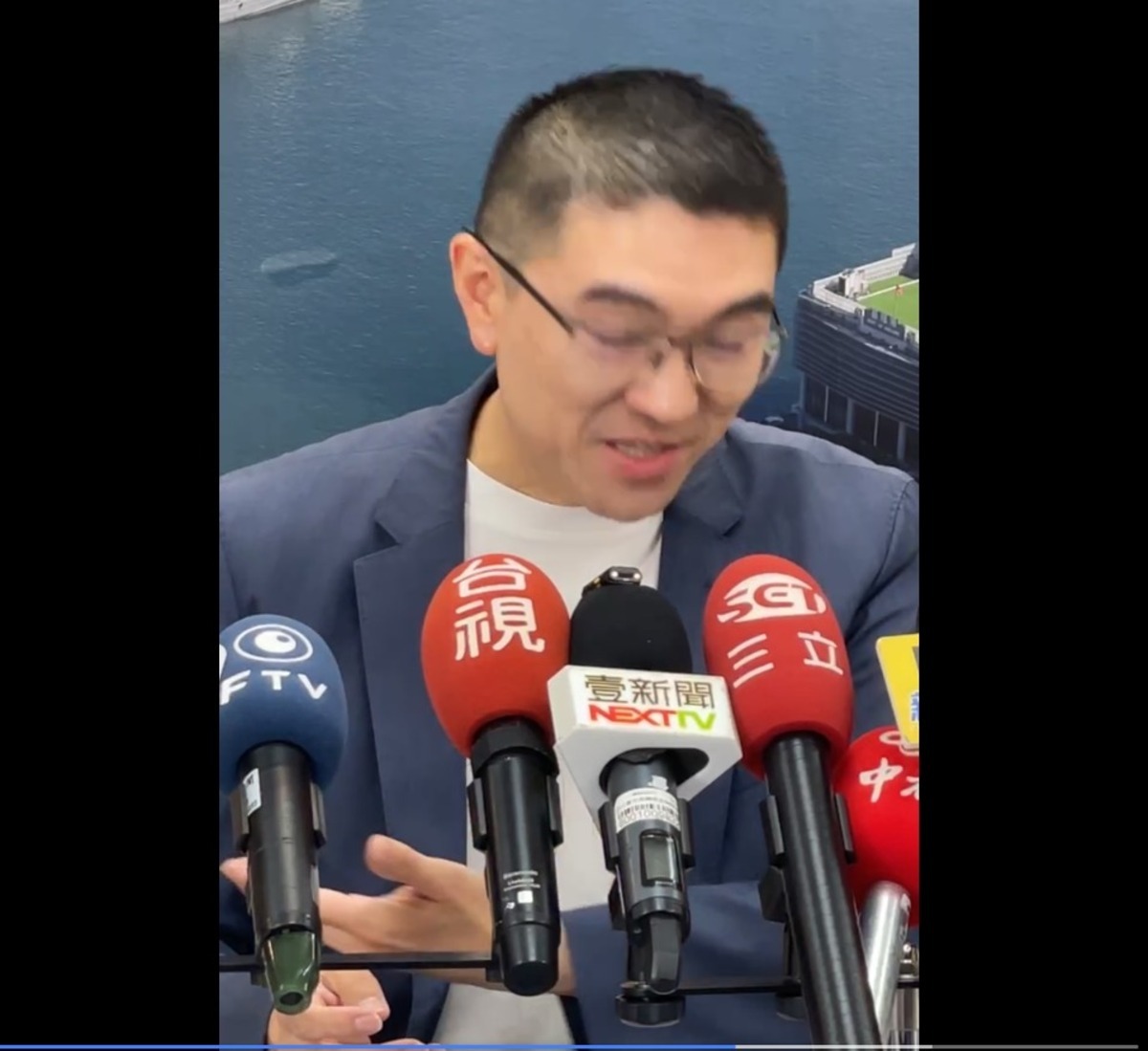 謝國樑要求民進黨政策會執行長王義川道歉，若他只向微風收取1年1500萬元權利金，「我今天寫好遺書、明天就去切腹」。 圖：截自謝國樑臉書直播