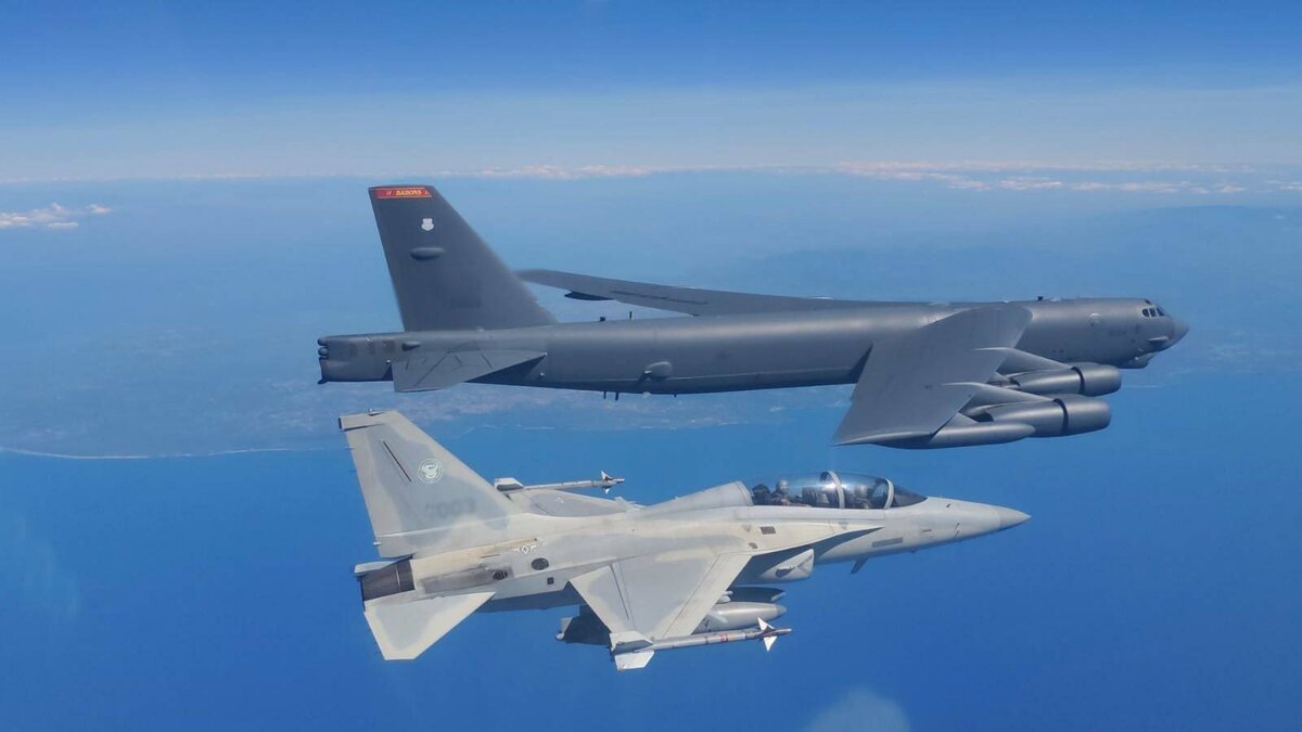 美軍B-52H轟炸機(上方)，在菲國空域進行聯合空中巡邏。 圖：翻攝「X」@FMangosingINQ