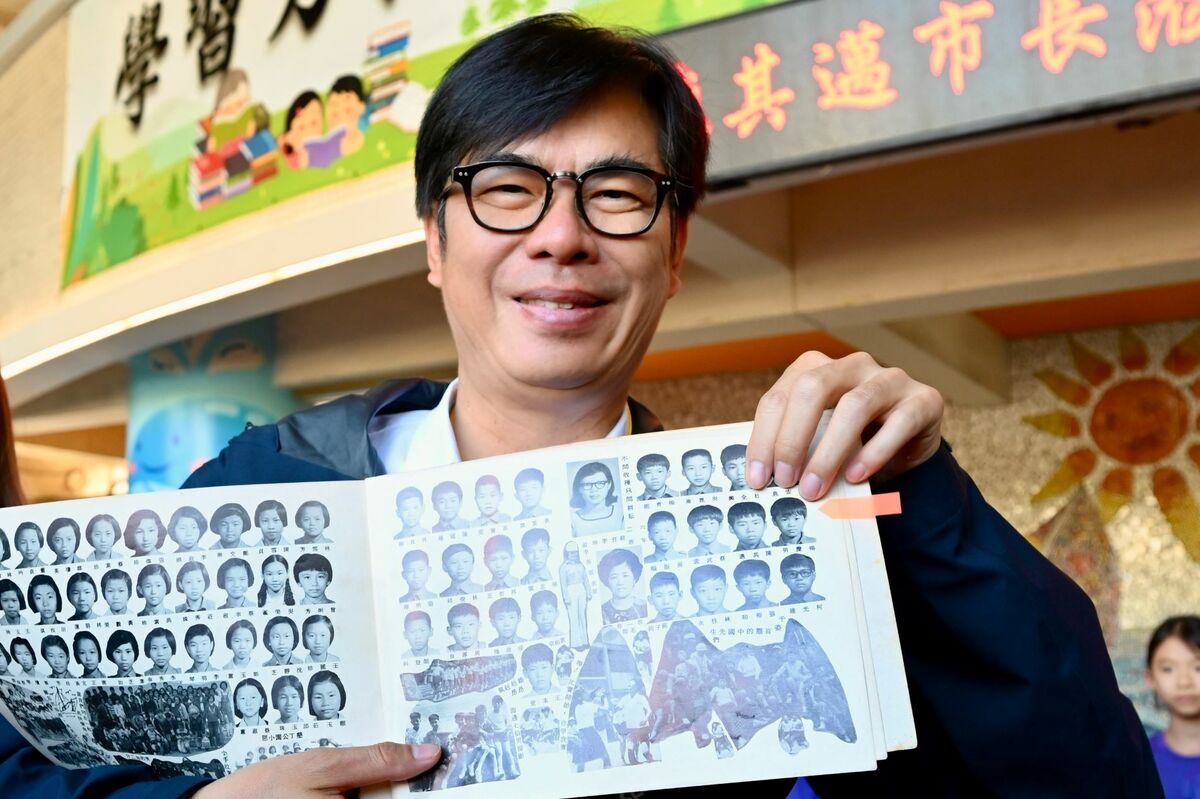 陳其邁指著自己當年畢業紀念上的大頭照。 圖：高雄市政府/提供