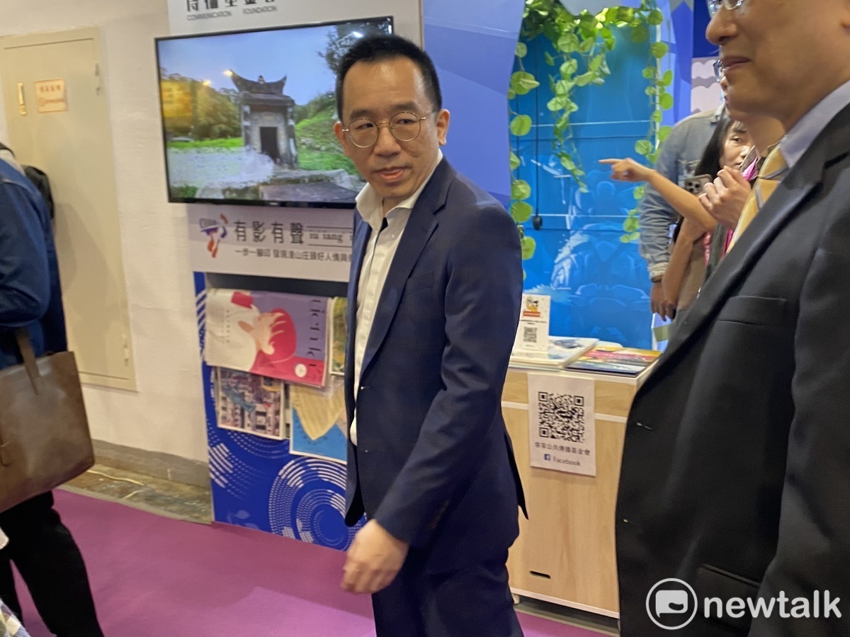 前總統陳水扁兒子陳致中也陪同阿扁出席台北國際書展藍沙龍《陳水扁總統訪談錄》。 圖：周煊惠 / 攝