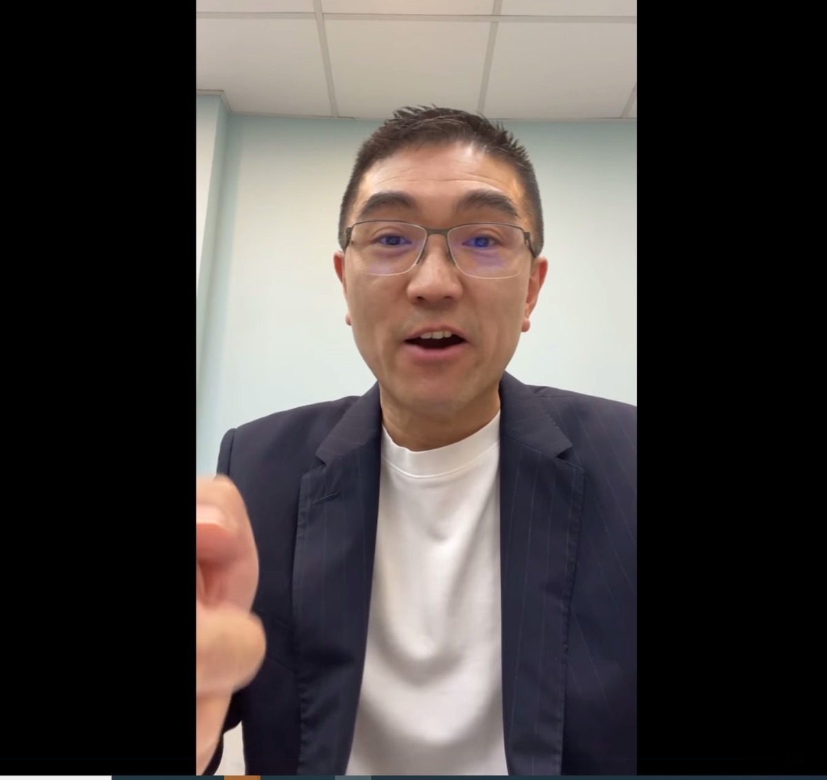 謝國樑開直播說，他家經濟穩定，不需要去做一些對市民不利，但對自己有利的事，「但林右昌絕對有需要」。 圖：截自林右昌臉書