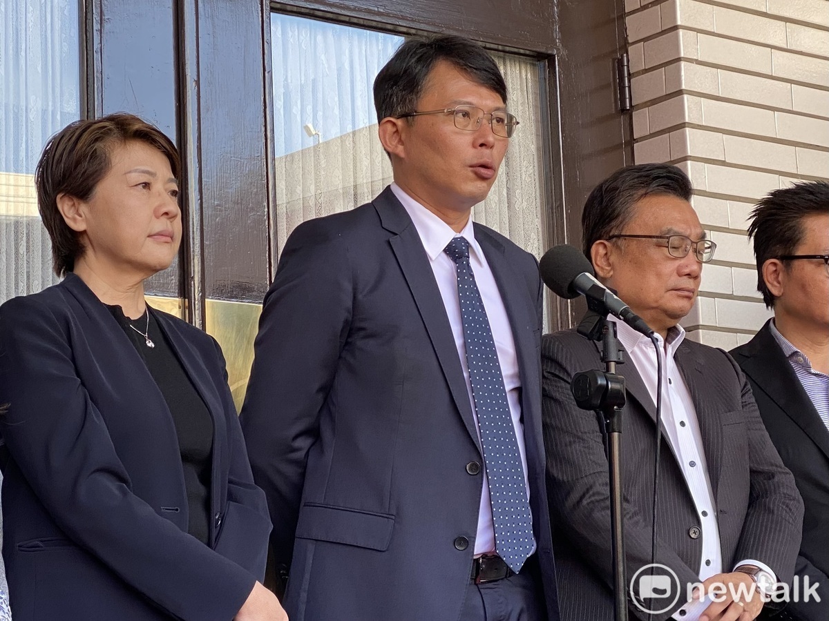 民眾黨團總召黃國昌（中）表示，到目前為止，台灣民眾黨都還是遵照柯文哲主席的指示，團進團出。 圖：周煊惠 / 攝（資料照）
