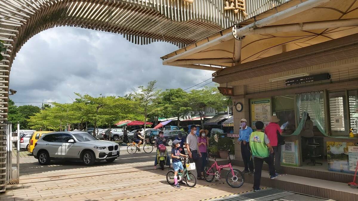 遊客白天可逛虎頭埤風景區晚上逛燈會。 圖：台南市政府觀光旅遊局／提供