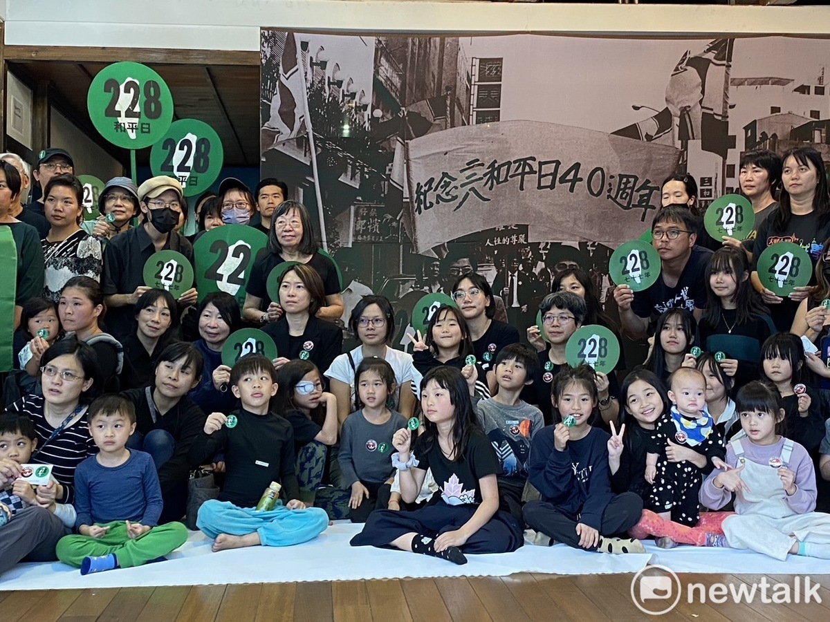 「228.0紀念行動」的公民團體，要求未來的賴清德總統與民進黨政府，必須持續堅持轉型正義，同時提出3訴求，要求行政院與立法院盡速提出轉型正義法案具體時程。 圖：林昀真/攝