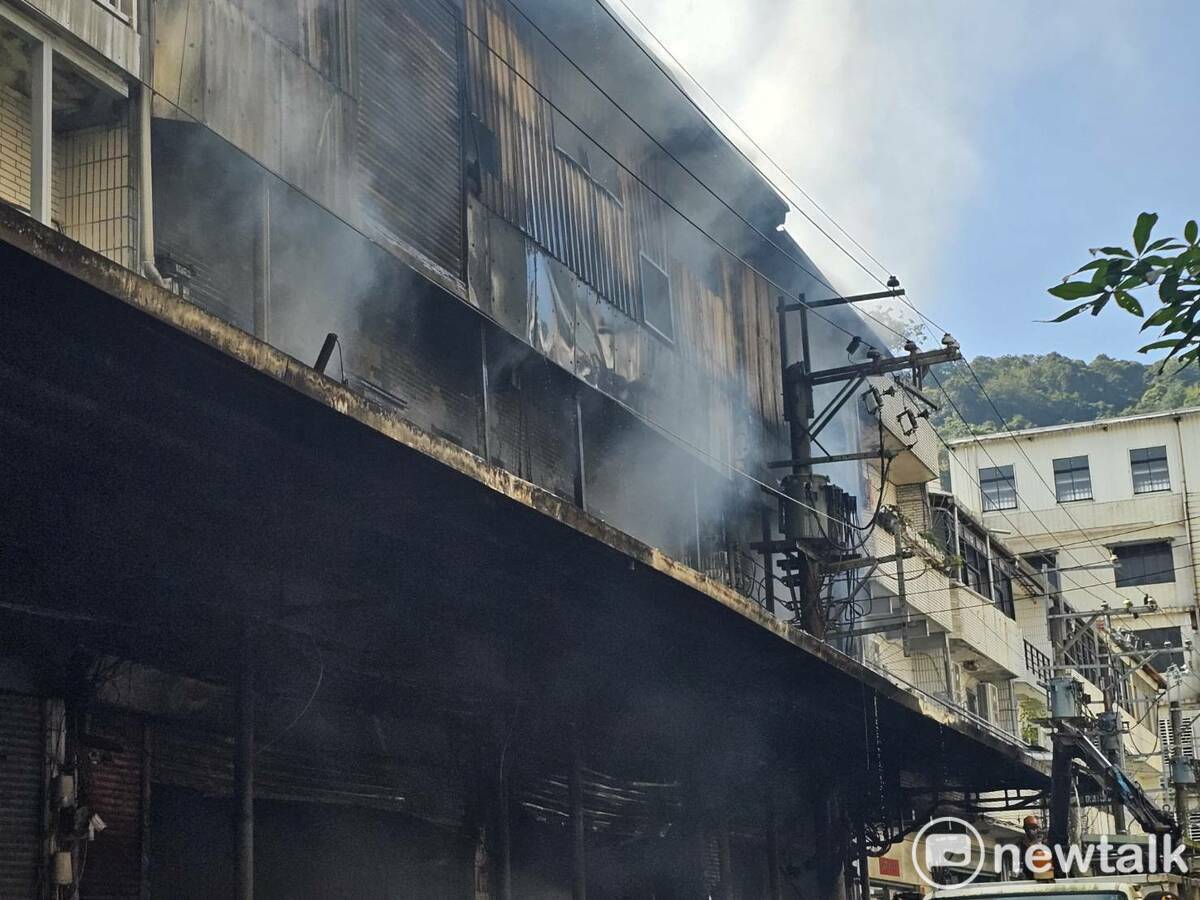 新北市深坑區工廠昨下午傳出大火，火勢引發的濃煙及惡臭瀰漫。 圖：林昀真/攝