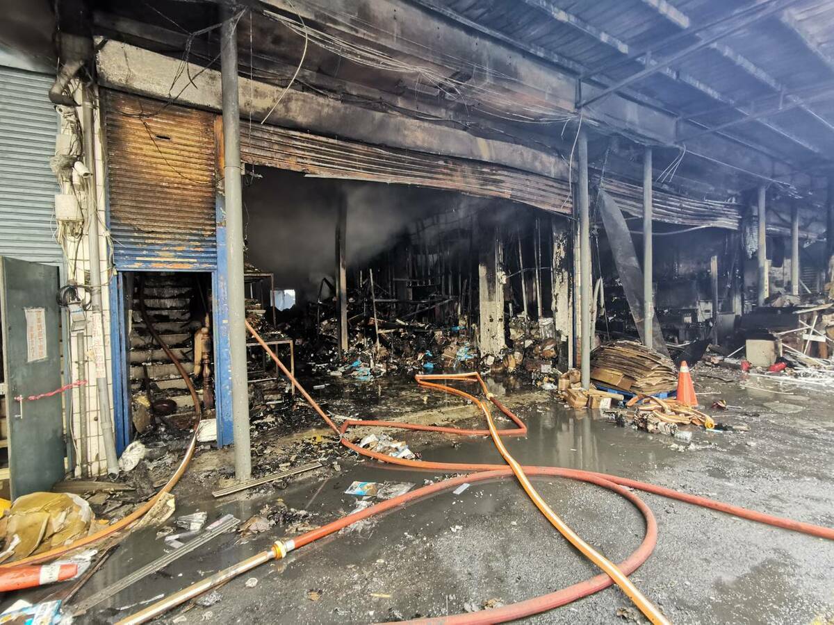 新北深坑釀大火，導致雙北惡臭蔓延。 圖：新北市消防局／提供