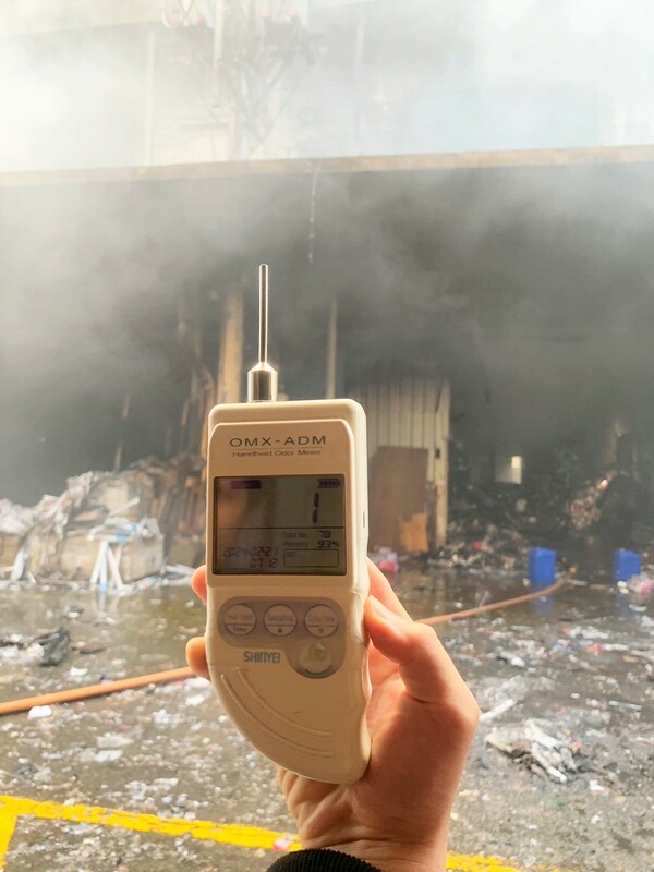 環保局持續監測火災現場周邊空氣品質。 圖：新北市環保局/提供