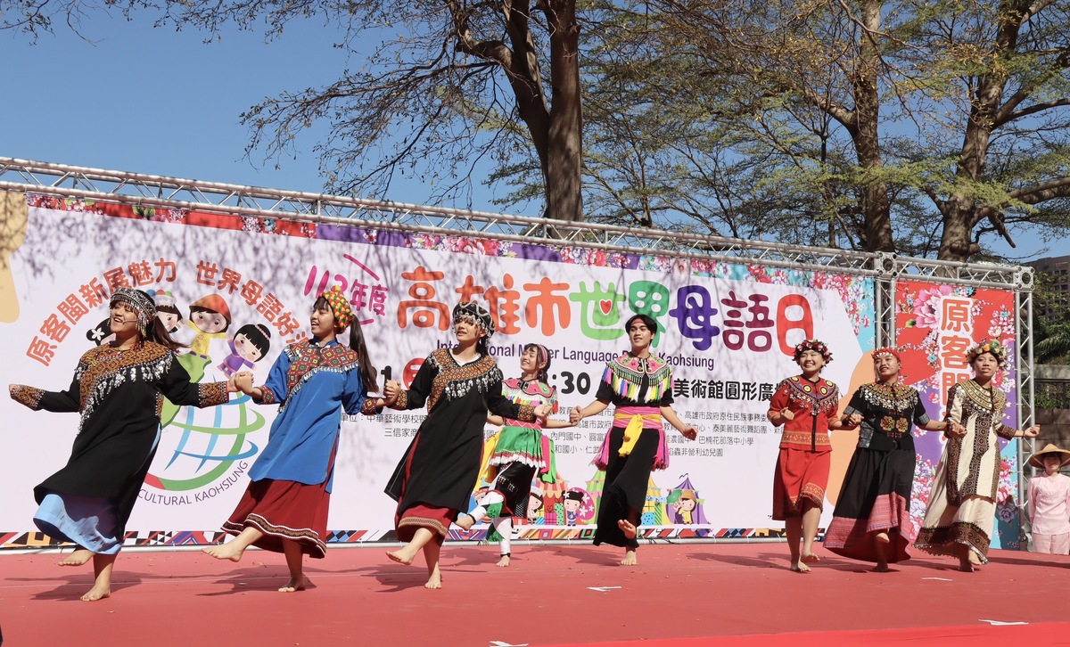 學生表演原住民族群代表性歌舞。 圖：高雄市教育局/提供