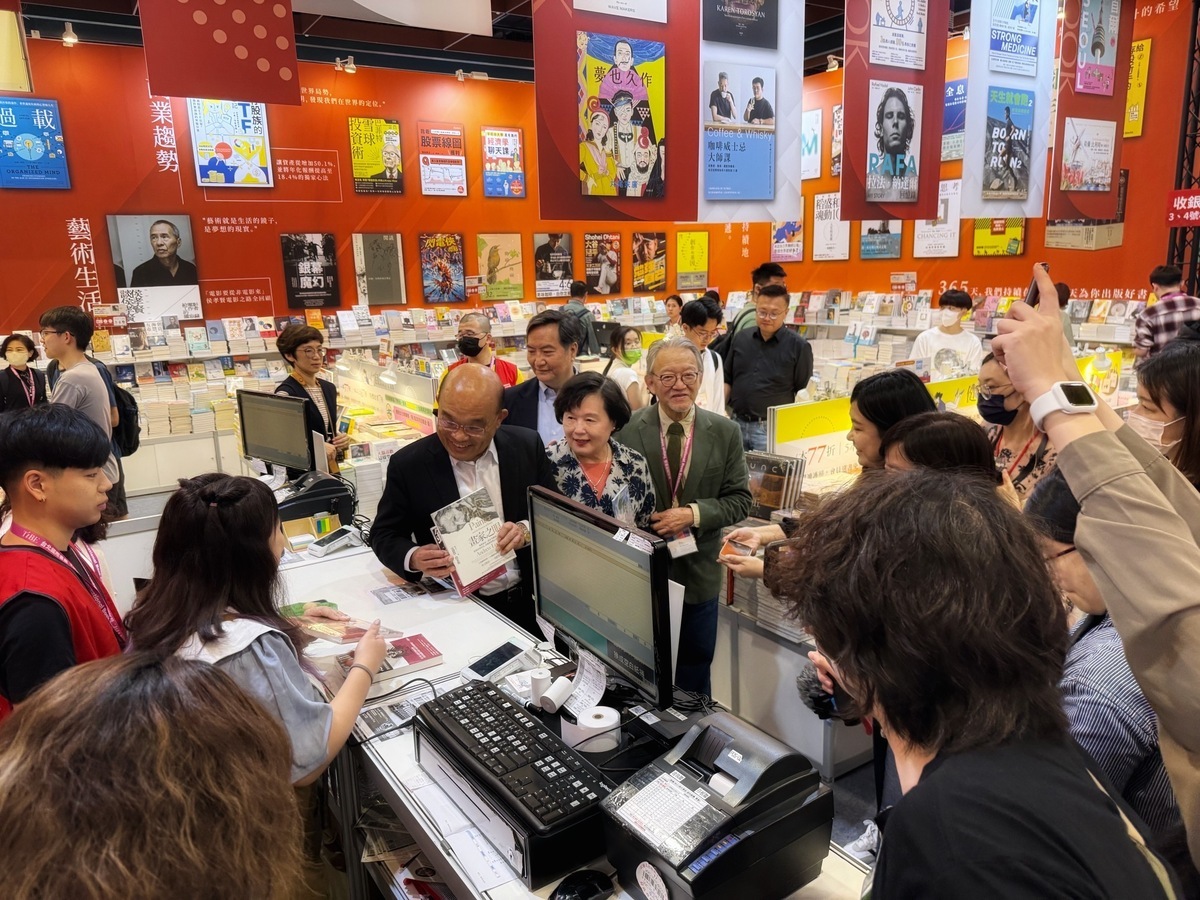 蘇貞昌與妻子詹秀齡參觀2024台北國際書展。 圖：蘇貞昌辦公室提供