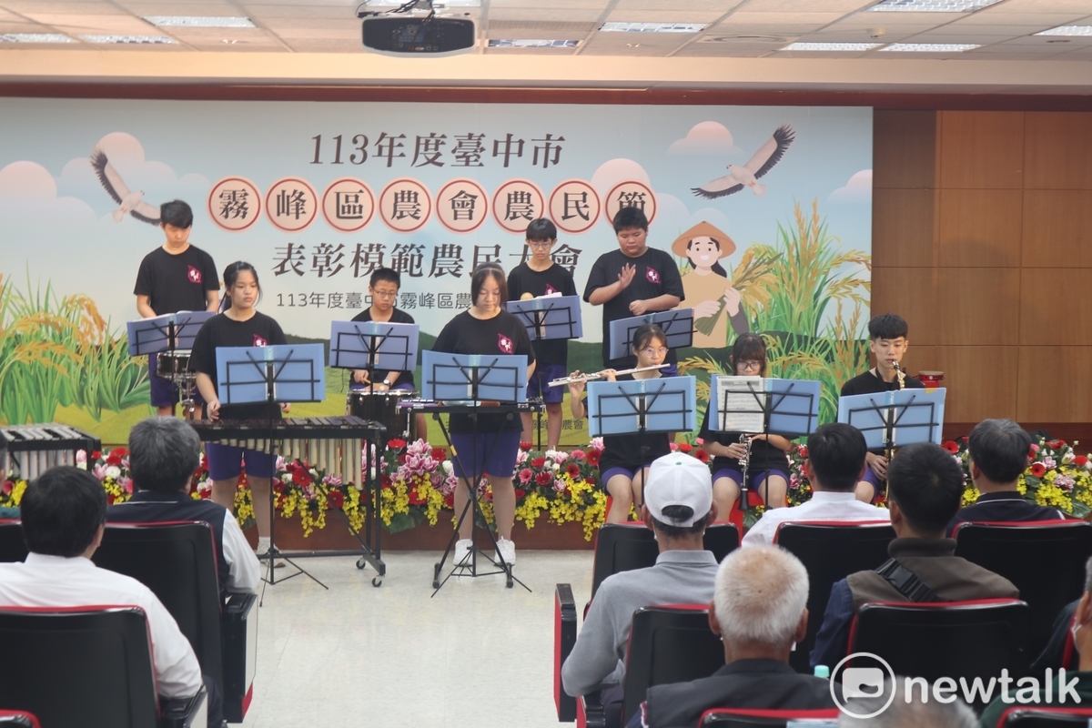 霧峰國中管弦樂團開場表演。 唐復年/攝