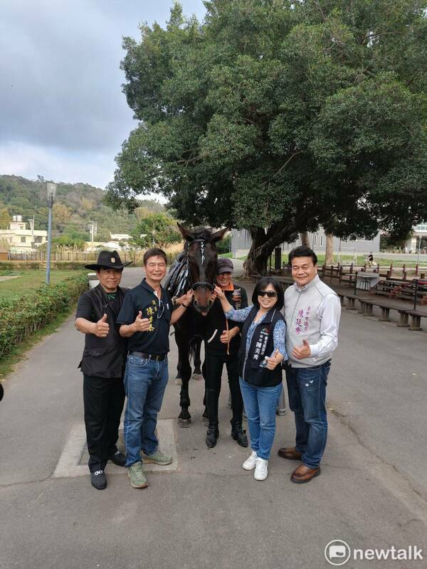 觀旅局長陳美秀與市議員陳本添、陳廷秀等人一同全程觀賞，會後與價值300萬元的名駒合影。 唐復年/攝