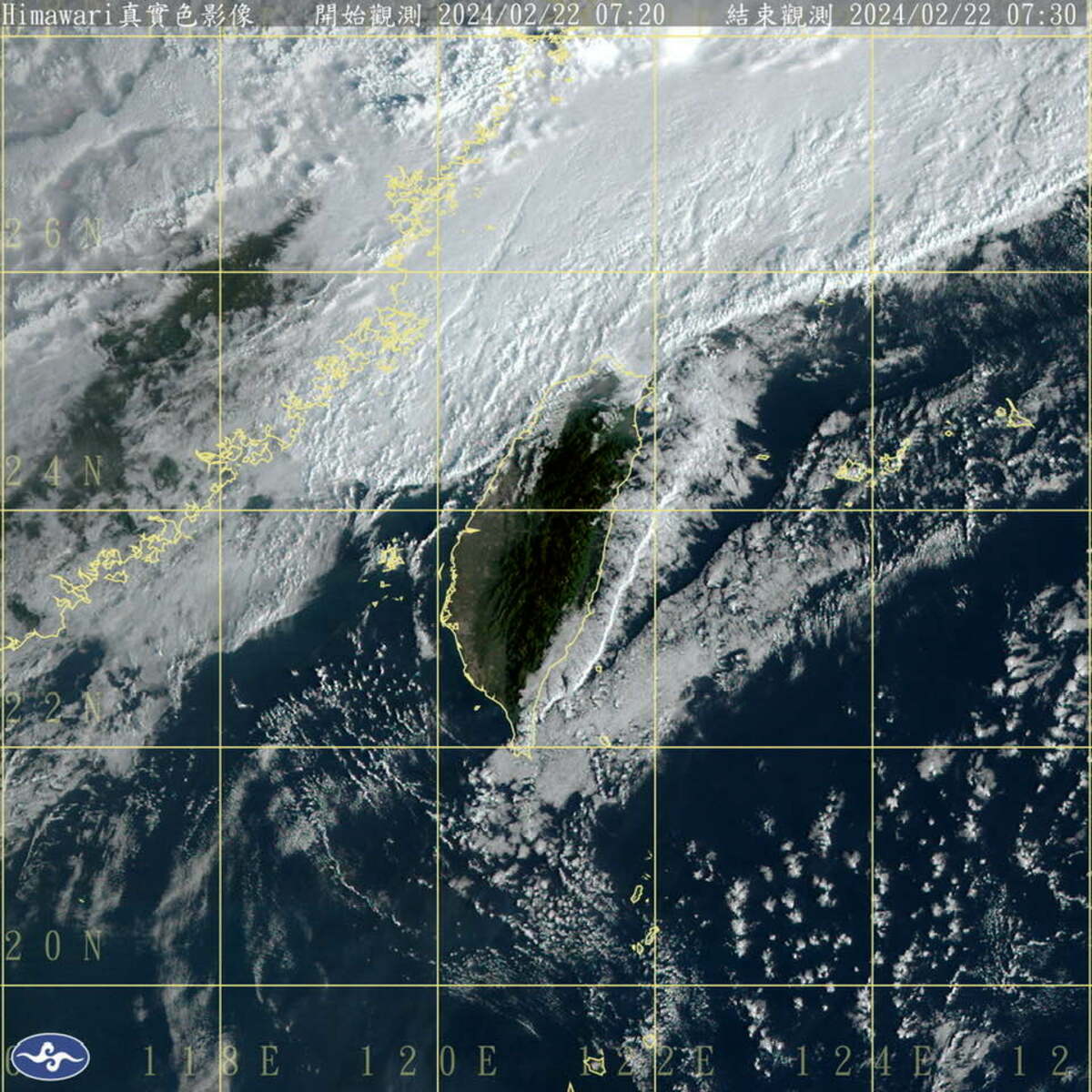 鄭明典今(22)日PO出衛星為圖，可以看到圖中有2條「雲線」，分別在台灣東測和台灣北方。 圖：取自鄭明典