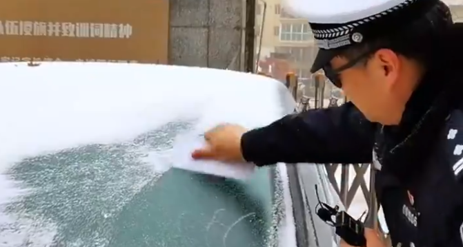 中國大量車的車窗都凍上一層冰，阻礙駕駛視線。 圖：翻攝自瞎玩菌X（前推特）
