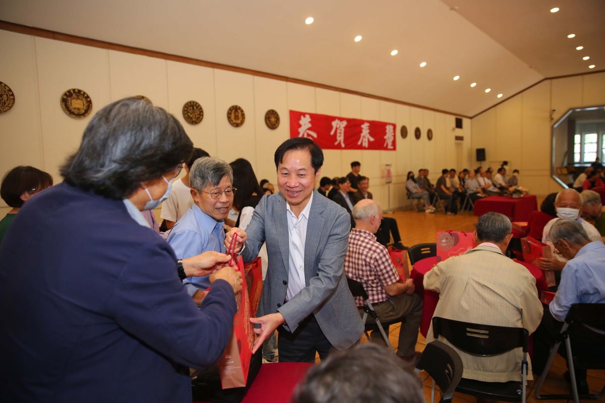東海校長張國恩在春節聯誼茶會上宣布喜訊，榮獲2024第五屆《遠見》USR大學社會責任獎，並成為私立大學中唯一入圍三項組別的佼佼者。， 東海大學/提供