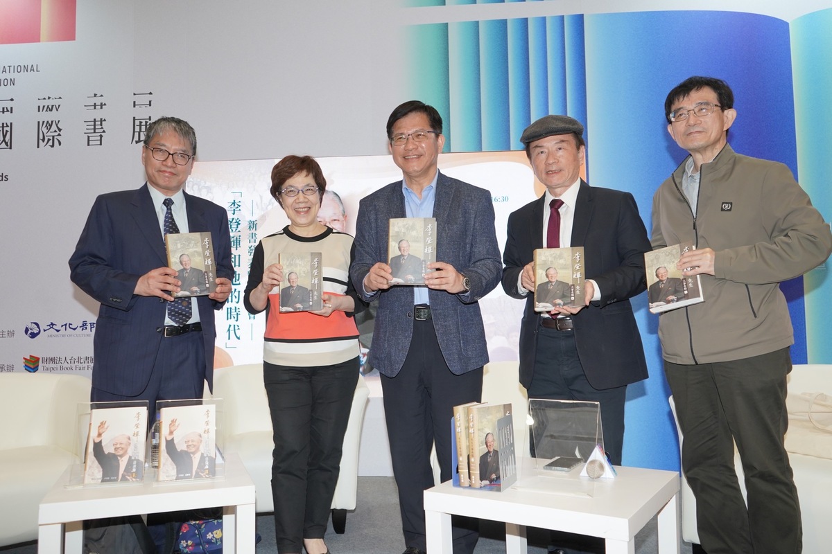 國史館昨（21）天下午在2024台北國際書展舉行「李登輝和他的時代」新書發表暨座談會，國史館長陳儀深邀請總統府秘書長林佳龍、李登輝基金會董事長李安妮、228紀念基金會董事長薛化元、遠景基金會執行長賴怡忠與談。 圖：國史館提供。