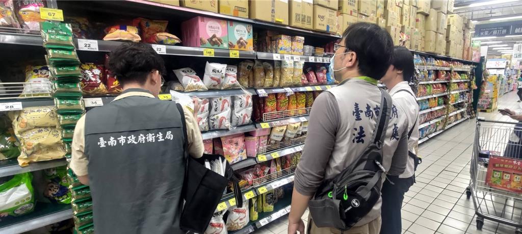 問題蝦味先流入南市，台南市政府衛生局昨(21)日會同消保官稽查台南市各通路下架回收狀況，共下架回收逾1萬6000包。 圖；台南市衛生局／提供