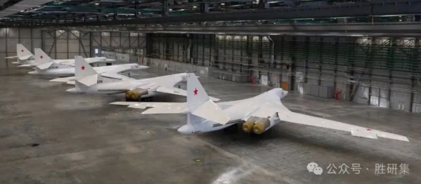 4架「白天鵝」、Tu-160M 戰略轟炸機在21日交付給俄國軍方。 圖 : 翻攝自微信公眾號/勝研集
