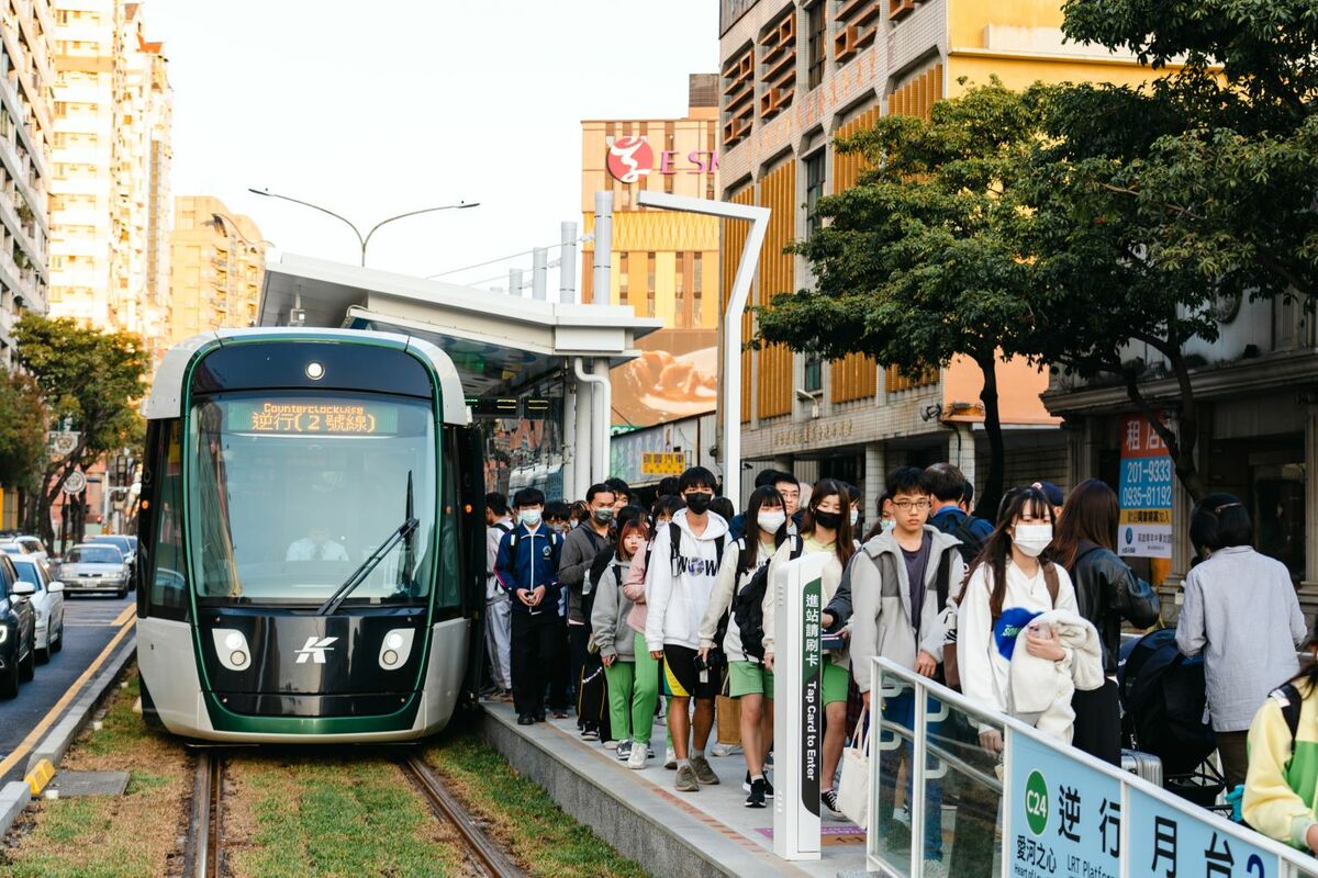 高雄環狀輕軌2月26日起收費。 圖：高雄市捷運局/提供