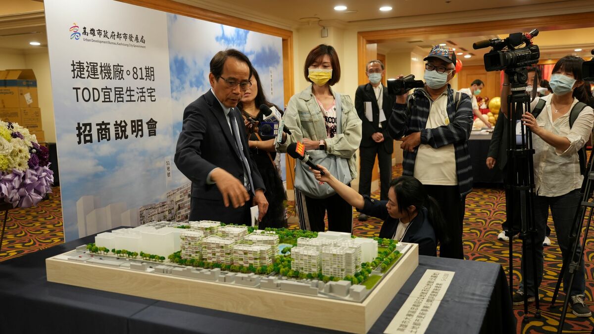 林欽榮(左)出席大寮首次公辦都更案招商說明會。 圖：高雄市都發局/提供