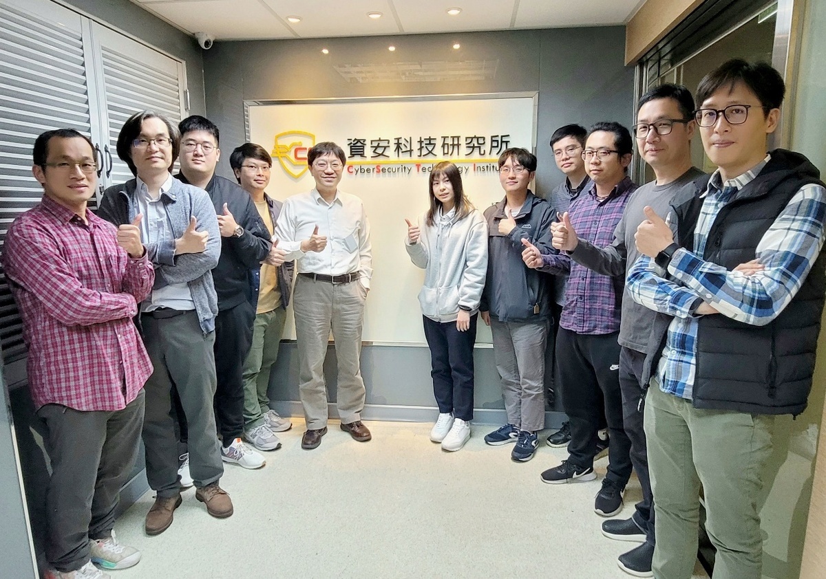 資策會資安所與清大資安所合作開設「電腦攻擊與防禦」課程，由資策會資安所提供專業人才，奠基學生資安攻擊與防禦知識及技能，助學生未來的就業與生涯發展。 圖：資策會提供