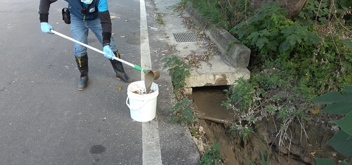 源○公司所經營的砂石場，將廢水及污泥藉由道路側溝偷排至社子溪，嚴重污染河川水質。 圖：環境部環境管理署／提供