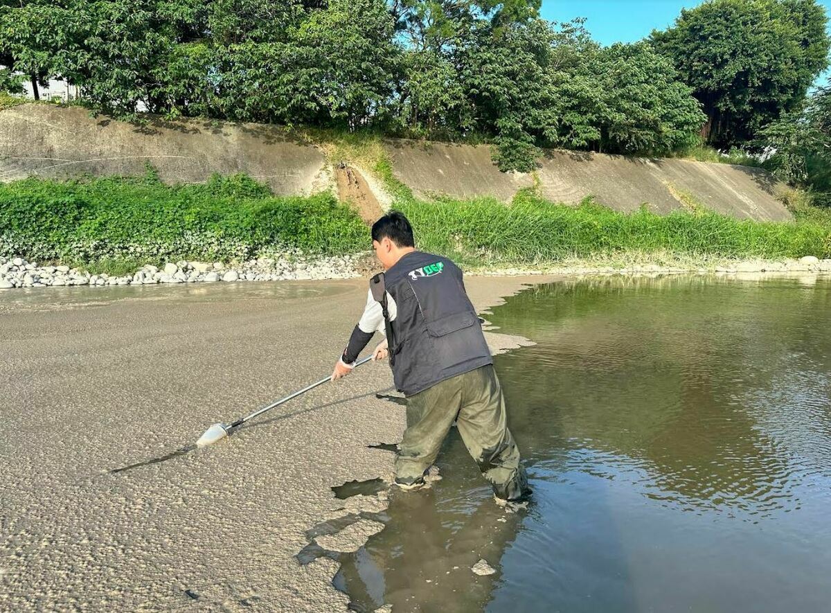 稽查人員涉水採樣源○公司偷排之污泥。 圖：環境部環境管理署／提供