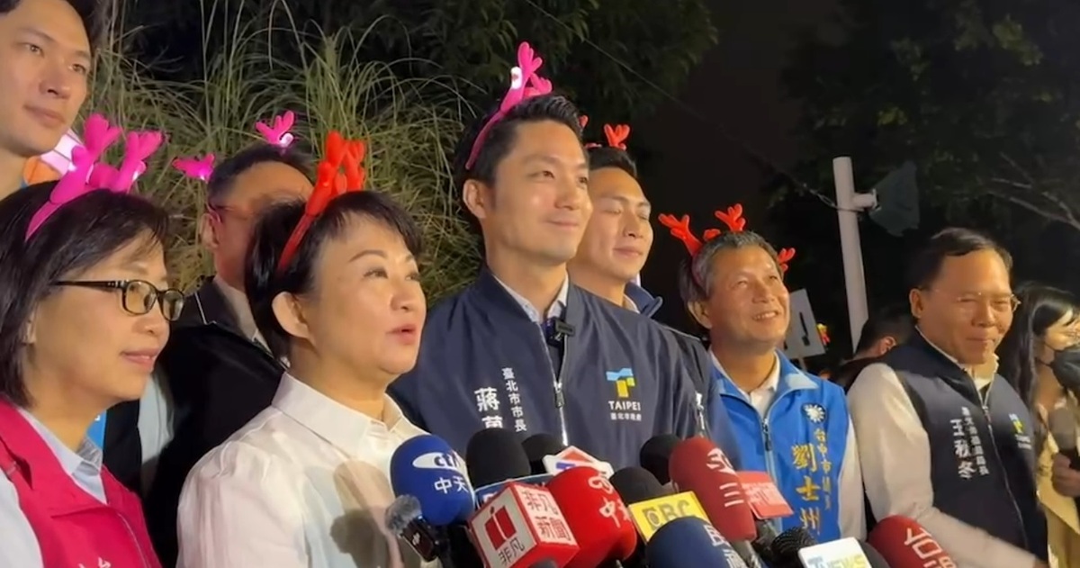 盧秀燕與蔣萬安一同逛中台灣元宵燈會，兩人都強調2028年總統大選，兩人只會一直合作，永遠不會競爭。 台中市政府/提供