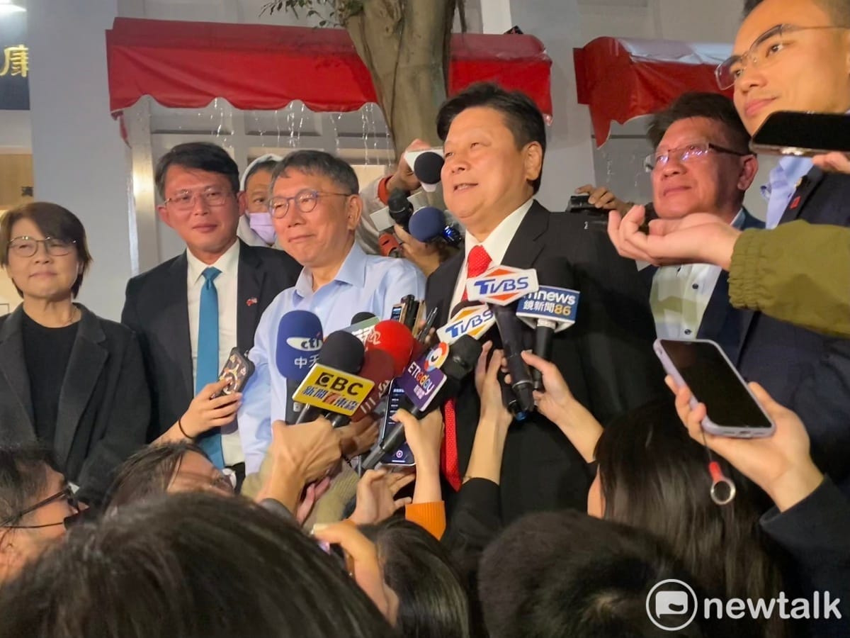 民眾黨主席柯文哲（左3）22日率黨團三長黃國昌（左2）、黃珊珊（左1）等人與國民黨團總召傅崐萁（右3）、書記長洪孟楷（右1）、首席副書記長林思銘（右2）餐敘。 圖：周煊惠 / 攝（資料照）