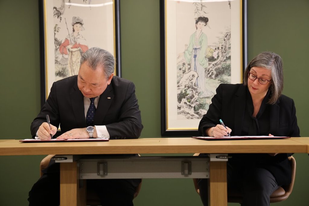 駐美代表俞大㵢（左）和美國在台協會執行理事藍鶯（右）簽署「台美國際發展合作備忘錄」。 圖：駐美代表處提供