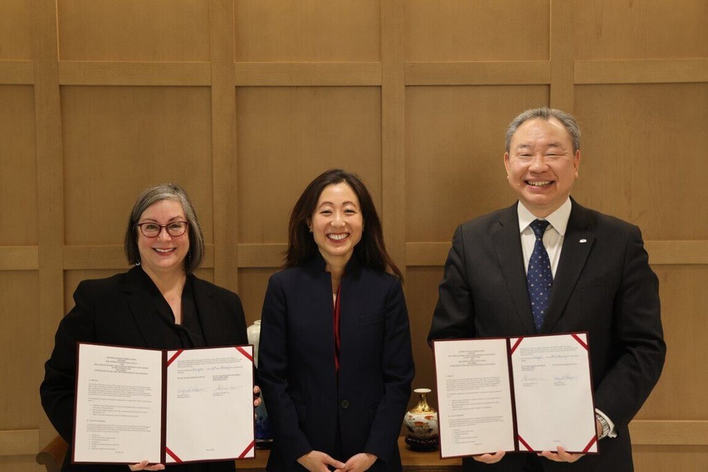 駐美代表俞大㵢（右）和美國在台協會執行理事藍鶯（左）簽署「台美國際發展合作備忘錄」。中為美國國際開發金融公司幕僚長瑞伊。 圖：駐美代表處提供
