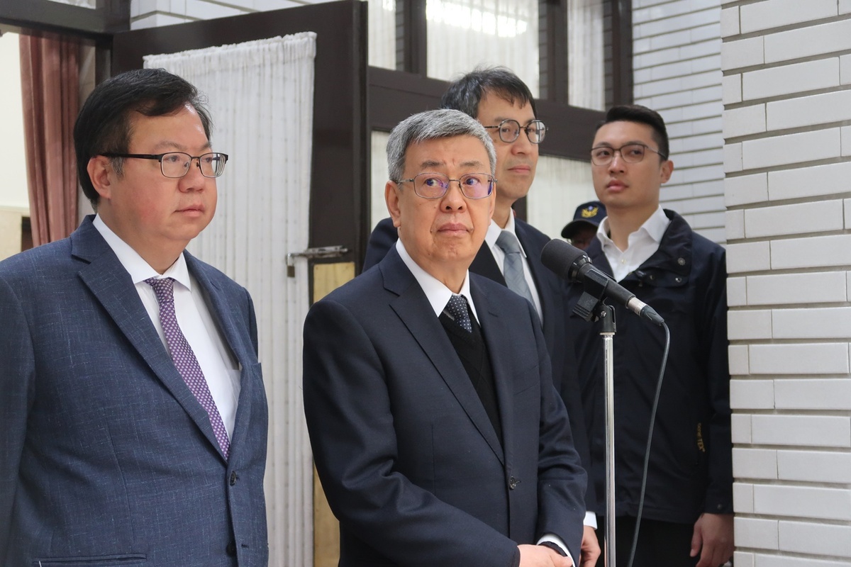 行政院長陳建仁（中） 圖：林朝億/攝