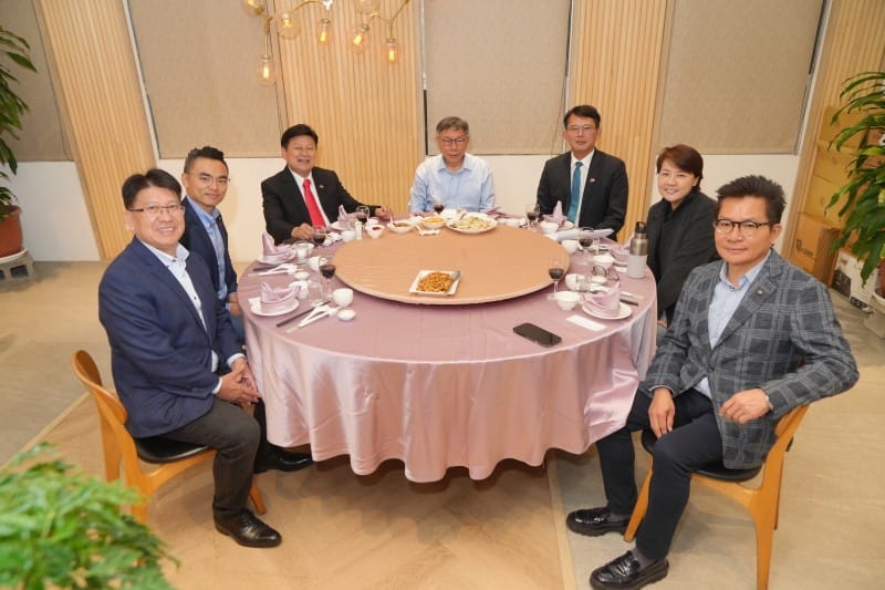 民眾黨主席柯文哲率領民眾黨團三長黃國昌、黃珊珊、吳春城與國民黨團三長傅崐萁、林思銘、洪孟楷餐敘。 圖:民眾黨提供(資料照片)
