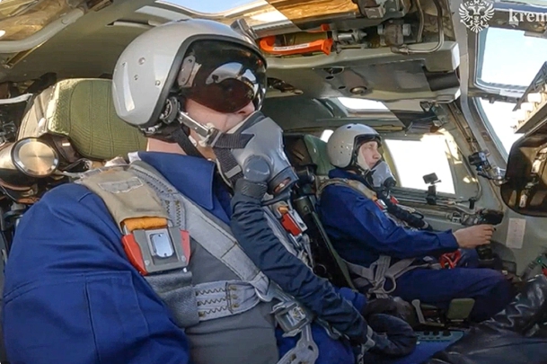 俄羅斯總統普丁進入 Tu-160M戰略轟炸機，體驗戰機性能。 圖 : 翻攝自克里姆林宮官網